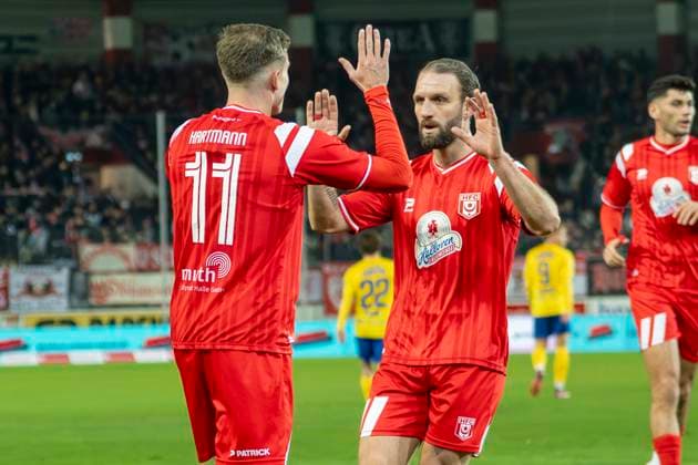 Regionalliga Nordost -Saison 25 26 Hallescher FC vs. 1.FC Lok Leipzig Halle, Deutschland 24.Oktober 2025: Im Bild:v.li.Fabrice Hartmann (Halle) macht das Tor zum 2:2 und Fatlum Elezi (Halle) Jubel, Freude, Emotion, Torjubel, Torschuetze, Torschütze, Halle Saale Leuna Chemie Stadion Sachsen-Anhalt Deutschland