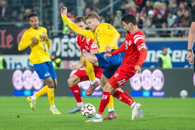Regionalliga Nordost -Saison 25 26 Hallescher FC vs. 1.FC Lok Leipzig Halle, Deutschland 24.Oktober 2025: Im Bild:v. li. im Zweikampf Pascal Schmedemann (Halle), Stefan Maderer (Leipzig) und Niklas Landgraf (Halle) Halle Saale Leuna Chemie Stadion Sachsen-Anhalt Deutschland