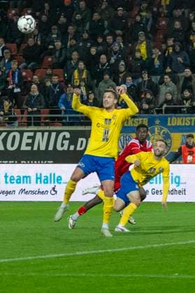 Regionalliga Nordost -Saison 25 26 Hallescher FC vs. 1.FC Lok Leipzig Halle, Deutschland 24.Oktober 2025: Im Bild:v.li.Laurin von Piecuowski (Leipzig), Bocar Baro (Halle) und Tobias Dombrowa (Leipzig) Halle Saale Leuna Chemie Stadion Sachsen-Anhalt Deutschland