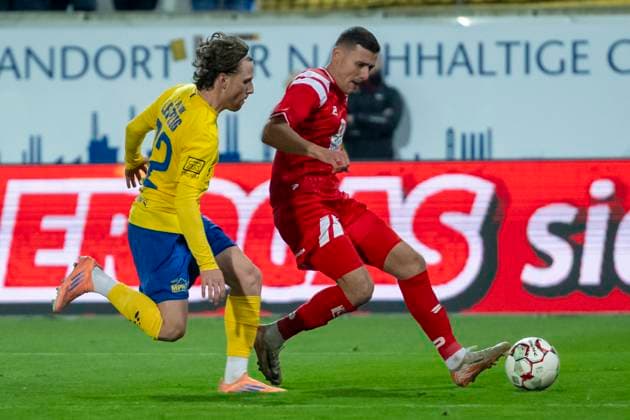 Regionalliga Nordost -Saison 25 26 Hallescher FC vs. 1.FC Lok Leipzig Halle, Deutschland 24.Oktober 2025: Im Bild:v.li.Dorian Cevis (Leipzig) und Marius Hauptmann (Halle) Halle Saale Leuna Chemie Stadion Sachsen-Anhalt Deutschland