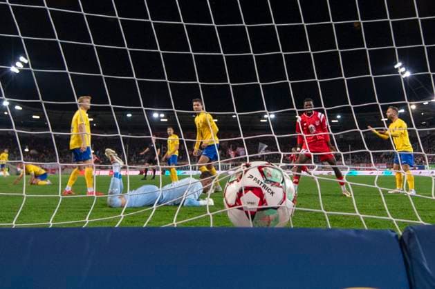 Regionalliga Nordost -Saison 25 26 Hallescher FC vs. 1.FC Lok Leipzig Halle, Deutschland 24.Oktober 2025: Im Bild:v.li.Torhueter Andreas Naumann (Leipzig) und Bocar Baro (Halle) macht das Tor zum 1:0 Halle Saale Leuna Chemie Stadion Sachsen-Anhalt Deutschland