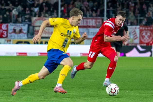 Regionalliga Nordost -Saison 25 26 Hallescher FC vs. 1.FC Lok Leipzig Halle, Deutschland 24.Oktober 2025: Im Bild:v.li.Jonas Arcalean (Leipzig) und Pascal Schmedemann (Halle) Halle Saale Leuna Chemie Stadion Sachsen-Anhalt Deutschland