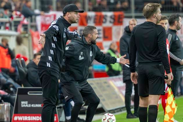 Regionalliga Nordost -Saison 25 26 Hallescher FC vs. 1.FC Lok Leipzig Halle, Deutschland 24.Oktober 2025: Im Bild:v.li.Trainer Robert Schröder Schroeder (Halle) und Co Trainer Sascha Prüfer Pruefer (Halle) Gestik, Geste, gestikuliert, Halle Saale Leuna Chemie Stadion Sachsen-Anhalt Deutschland