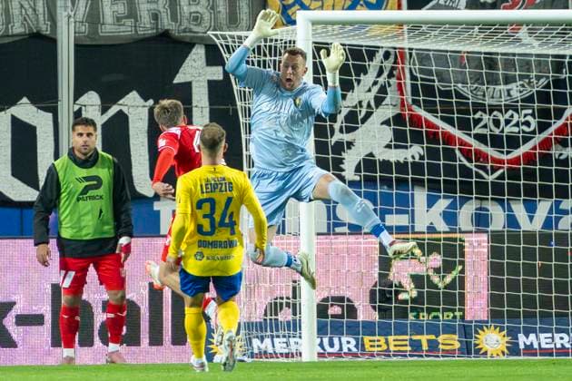 Regionalliga Nordost -Saison 25 26 Hallescher FC vs. 1.FC Lok Leipzig Halle, Deutschland 24.Oktober 2025: Im Bild:v.li.Juien Dammelang (Halle),Tobias Dombrowa (Leipzig) und Torhueter Andreas Naumann (Leipzig) Halle Saale Leuna Chemie Stadion Sachsen-Anhalt Deutschland