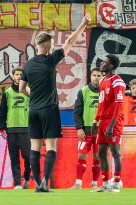 Regionalliga Nordost -Saison 25 26 Hallescher FC vs. 1.FC Lok Leipzig Halle, Deutschland 24.Oktober 2025: Im Bild:v.li.Schiedsrichter Marvin Tennes und Bocar Baro (Halle) Rot, rot Karte, Platzverweis Halle Saale Leuna Chemie Stadion Sachsen-Anhalt Deutschland