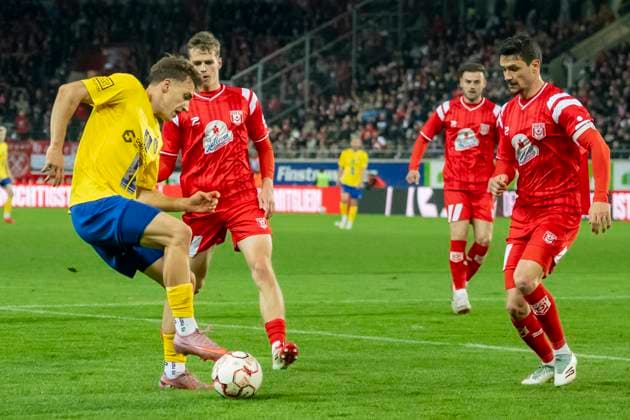 Regionalliga Nordost -Saison 25 26 Hallescher FC vs. 1.FC Lok Leipzig Halle, Deutschland 24.Oktober 2025: Im Bild:v.li.Jonas Arcalean (Leipzig), Felix Langhammer (Halle) und Niklas Landgraf (Halle) Halle Saale Leuna Chemie Stadion Sachsen-Anhalt Deutschland