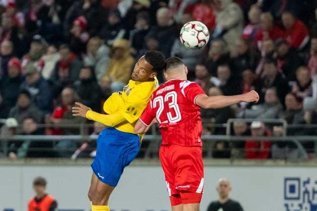 Regionalliga Nordost -Saison 25 26 Hallescher FC vs. 1.FC Lok Leipzig Halle, Deutschland 24.Oktober 2025: Im Bild:v. li. im Zweikampf Ayodele Adetula (Leipzig) und Marius Hauptmann (Halle) Halle Saale Leuna Chemie Stadion Sachsen-Anhalt Deutschland
