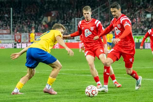 Regionalliga Nordost -Saison 25 26 Hallescher FC vs. 1.FC Lok Leipzig Halle, Deutschland 24.Oktober 2025: Im Bild:v.li.Jonas Arcalean (Leipzig), Felix Langhammer (Halle) und Niklas Landgraf (Halle) Halle Saale Leuna Chemie Stadion Sachsen-Anhalt Deutschland