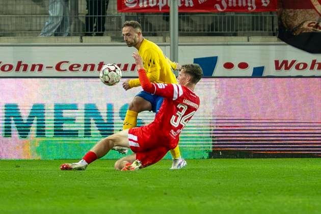Regionalliga Nordost -Saison 25 26 Hallescher FC vs. 1.FC Lok Leipzig Halle, Deutschland 24.Oktober 2025: Im Bild:v. li. im Zweikampf Tobias Dombrowa (Leipzig) und Felix Langhammer (Halle) Halle Saale Leuna Chemie Stadion Sachsen-Anhalt Deutschland