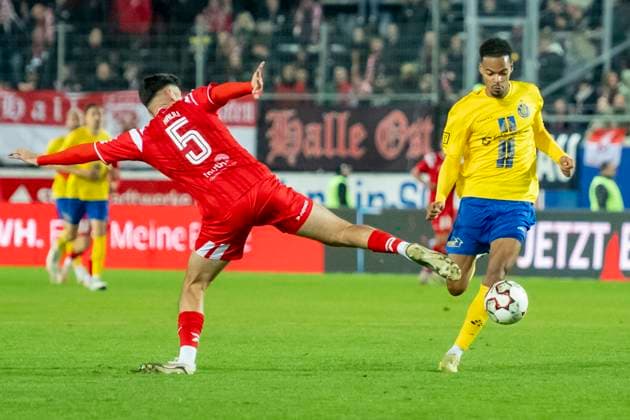 Regionalliga Nordost -Saison 25 26 Hallescher FC vs. 1.FC Lok Leipzig Halle, Deutschland 24.Oktober 2025: Im Bild:v. li. im Zweikampf Burim Halili (Halle) und Ayodele Adetula (Leipzig) Halle Saale Leuna Chemie Stadion Sachsen-Anhalt Deutschland