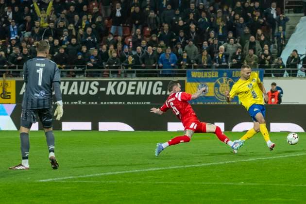 Regionalliga Nordost -Saison 25 26 Hallescher FC vs. 1.FC Lok Leipzig Halle, Deutschland 24.Oktober 2025: Im Bild:v.li.Torhueter Sven Müller Mueller (Halle), Jan Löhmannsröben Loehmannsroeben (Halle) und Djamal Ziane (Leipzig) macht das Tor zum 4:2 Halle Saale Leuna Chemie Stadion Sachsen-Anhalt Deutschland