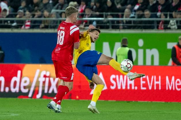 Regionalliga Nordost -Saison 25 26 Hallescher FC vs. 1.FC Lok Leipzig Halle, Deutschland 24.Oktober 2025: Im Bild:v.li.Lucas Ehrlich (Halle) und Laurin von Piecuowski (Leipzig) Halle Saale Leuna Chemie Stadion Sachsen-Anhalt Deutschland