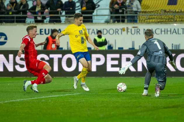 Regionalliga Nordost -Saison 25 26 Hallescher FC vs. 1.FC Lok Leipzig Halle, Deutschland 24.Oktober 2025: Im Bild:v.li.Lucas Ehrlich (Halle), Laurin von Piecuowski (Leipzig) und Torhueter Sven Müller Mueller (Halle) Halle Saale Leuna Chemie Stadion Sachsen-Anhalt Deutschland