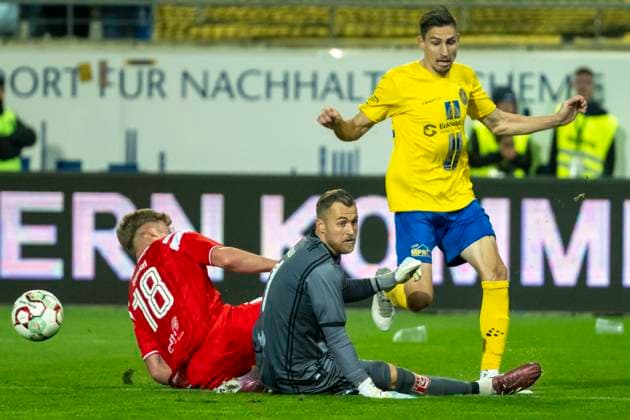 Regionalliga Nordost -Saison 25 26 Hallescher FC vs. 1.FC Lok Leipzig Halle, Deutschland 24.Oktober 2025: Im Bild:v.li. a18 ,Torhueter Sven Müller Mueller (Halle) und Laurin von Piecuowski (Leipzig) Halle Saale Leuna Chemie Stadion Sachsen-Anhalt Deutschland