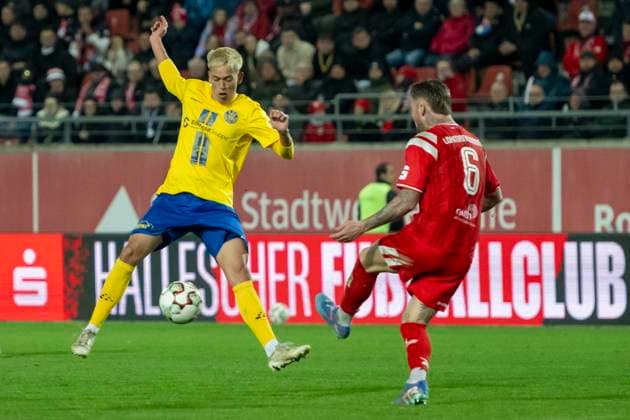 Regionalliga Nordost -Saison 25 26 Hallescher FC vs. 1.FC Lok Leipzig Halle, Deutschland 24.Oktober 2025: Im Bild:v.li.Pasqual Verkamp (Leipzig) und Jan Löhmannsröben Loehmannsroeben (Halle) Halle Saale Leuna Chemie Stadion Sachsen-Anhalt Deutschland