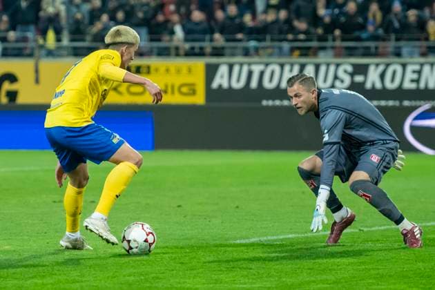 Regionalliga Nordost -Saison 25 26 Hallescher FC vs. 1.FC Lok Leipzig Halle, Deutschland 24.Oktober 2025: Im Bild:v.li.Pasqual Verkamp (Leipzig) und Torhueter Sven Müller Mueller (Halle) Halle Saale Leuna Chemie Stadion Sachsen-Anhalt Deutschland