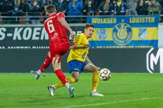 Regionalliga Nordost -Saison 25 26 Hallescher FC vs. 1.FC Lok Leipzig Halle, Deutschland 24.Oktober 2025: Im Bild:v. li. im Zweikampf Jan Löhmannsröben Loehmannsroeben (Halle) und Alexander Siebeck (Leipzig) Halle Saale Leuna Chemie Stadion Sachsen-Anhalt Deutschland