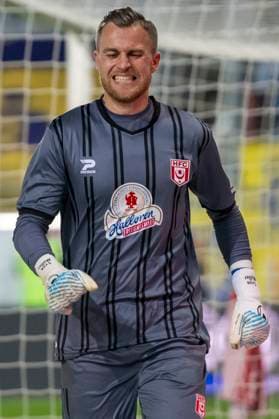 Regionalliga Nordost -Saison 25 26 Hallescher FC vs. 1.FC Lok Leipzig Halle, Deutschland 24.Oktober 2025: Im Bild:Torhueter Sven Müller Mueller (Halle) Verletzt, Verletzung, Schmerzen, Halle Saale Leuna Chemie Stadion Sachsen-Anhalt Deutschland