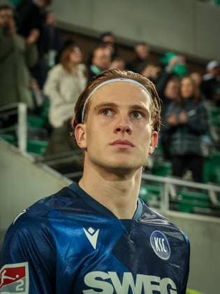 David Herold 20 (Karlsruher SC), SpVgg Greuther Fuerth vs. Karlsruher SC, Fussball, Maenner, DFL, 2. Bundesliga, Saison 2025 2026, Sportpark Ronhof Thomas Sommer, 10. Spieltag, 24.10.2025 Fuerth Bayern Deutschland