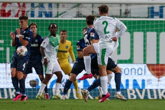 Lukas Reich 2 (Spvgg Greuther Fuerth) mit einem Torschuss, Marcel Beifus 4 (Karlsruher SC) versucht zu blocken, SpVgg Greuther Fuerth vs. Karlsruher SC, Fussball, Maenner, DFL, 2. Bundesliga, Saison 2025 2026, Sportpark Ronhof Thomas Sommer, 10. Spieltag, 24.10.2025 Fuerth Bayern Deutschland