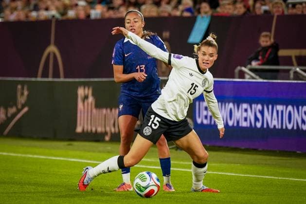 Fussball UEFA Womens Nations League 2024 25, Halbfinale - Deutschland vs Frankreich - Merkur Spiel-Arena (Düsseldorf): Selina Cerci (Deutschland, 15) und Selma Bacha (Frankreich, 13) Copyright: xJOERANxSTEINSIEKx