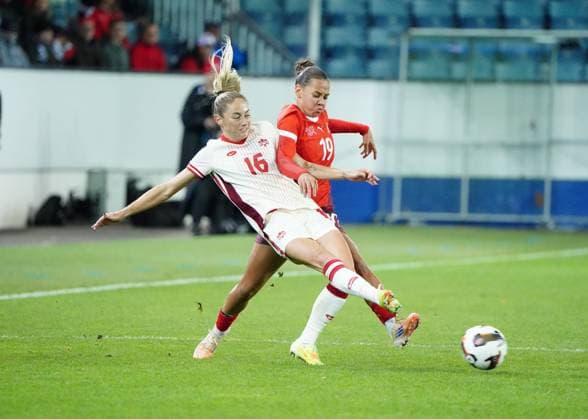 24.10.2025 Luzern Schweiz. Frauen Laenderspiel ,Testspiel Saison 2025 2026 Schweiz-Kanada. 1:0 Bild : Janine Sonis (CAN) gegen Iman Beney (SUI) (r.) Aktion Zweikampf