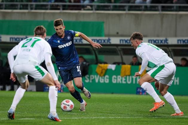 Marvin Wanitzek 10 (Karlsruher SC), Mitte, im Duell gegen Luca Itter 27 (Spvgg Greuther Fuerth), links, und Noah Koenig 17 (Spvgg Greuther Fuerth), SpVgg Greuther Fuerth vs. Karlsruher SC, Fussball, Maenner, DFL, 2. Bundesliga, Saison 2025 2026, Sportpark Ronhof Thomas Sommer, 10. Spieltag, 24.10.2025 Fuerth Bayern Deutschland