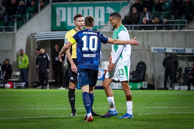 Marvin Wanitzek 10 (Karlsruher SC) reklamiert Foulspiel bei Referee Schiedsrichter Eric Weisbach, mit Maximilian Dietz 33 (Spvgg Greuther Fuerth), SpVgg Greuther Fuerth vs. Karlsruher SC, Fussball, Maenner, DFL, 2. Bundesliga, Saison 2025 2026, Sportpark Ronhof Thomas Sommer, 10. Spieltag, 24.10.2025 Fuerth Bayern Deutschland