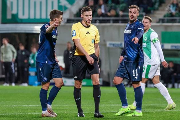Marvin Wanitzek 10 (Karlsruher SC) und Philipp Foerster 11 (Karlsruher SC) reklamieren ein Foulspiel bei Referee Schiedsrichter Eric Weisbach, SpVgg Greuther Fuerth vs. Karlsruher SC, Fussball, Maenner, DFL, 2. Bundesliga, Saison 2025 2026, Sportpark Ronhof Thomas Sommer, 10. Spieltag, 24.10.2025 Fuerth Bayern Deutschland