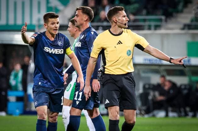 Marvin Wanitzek 10 (Karlsruher SC) reklamiert Foulspiel bei Referee Schiedsrichter Eric Weisbach, der gestikuliert, SpVgg Greuther Fuerth vs. Karlsruher SC, Fussball, Maenner, DFL, 2. Bundesliga, Saison 2025 2026, Sportpark Ronhof Thomas Sommer, 10. Spieltag, 24.10.2025 Fuerth Bayern Deutschland