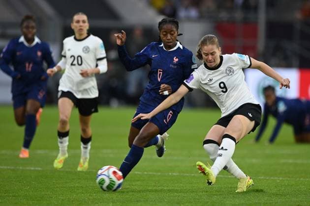 Sjoeke NUESKEN, Nüsken (GER) gegen Oriane JEAN-FRANCOIS (FRA) Aktion, Zweikampf, UEFA Womens Nations League, Halbfinale, Semi Finale, Fussball Laenderspiel der Frauen, Deutschland (GER) - Frankreich (FRA) 1-0 am 24.10.2025 in Duesseldorf Deutschland. Â