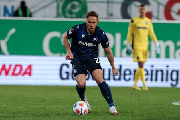 Christoph Kobald 22 (Karlsruher SC) in Aktion, dahinter Hans Christian Bernat 1(Karlsruher SC), SpVgg Greuther Fuerth vs. Karlsruher SC, Fussball, Maenner, DFL, 2. Bundesliga, Saison 2025 2026, Sportpark Ronhof Thomas Sommer, 10. Spieltag, 24.10.2025 Fuerth Bayern Deutschland