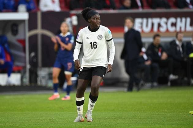 Nicole ANYOMI (GER) ganze Figur, Ganzfigur, Ganzkoerper, UEFA Womens Nations League, Halbfinale, Semi Finale, Fussball Laenderspiel der Frauen, Deutschland (GER) - Frankreich (FRA) 1-0 am 24.10.2025 in Duesseldorf Deutschland. Â