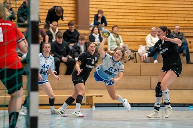 Handball I Frauen I Saison 2025-2026 I Oberliga I 4. Spieltag I SV Hohenacker-Neustadt - SV Salamander Kornwestheim I 24.10.2025 Nina Haug (67, SV Kornwestheim) im Wurf Waiblingen Sporthalle Neustadt Baden-Württemberg Deutschland Copyright: xLobeca MaxxPetershansx
