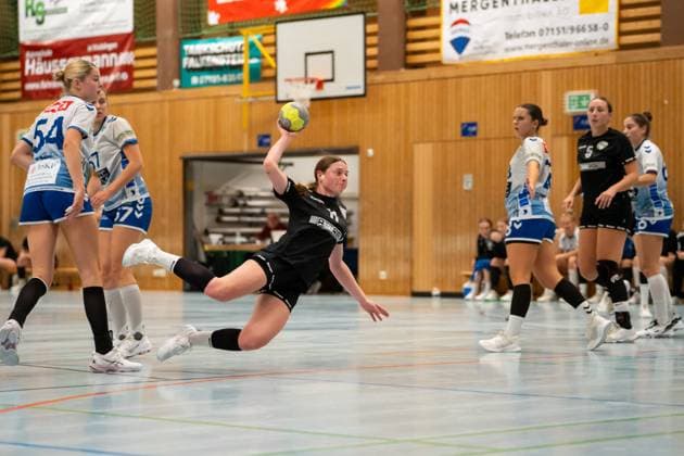 Handball I Frauen I Saison 2025-2026 I Oberliga I 4. Spieltag I SV Hohenacker-Neustadt - SV Salamander Kornwestheim I 24.10.2025 Madeleine Volz (11, SV Hohenacker-Neustadt) im Wurf Waiblingen Sporthalle Neustadt Baden-Württemberg Deutschland Copyright: xLobeca MaxxPetershansx