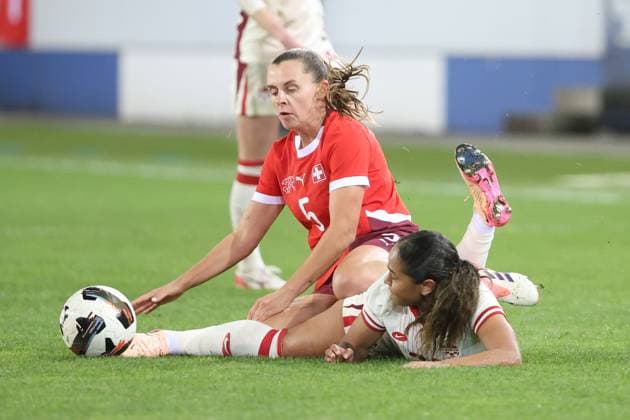 Schweiz - Kanada Olivia Smith gegen Noelle Maritz U16 Schweiz - Montenegro 24.10.2025 Swissporarena Luzern, SCHWEIZ, Saison 2025 2026 Frauen Fussball Laenderspiel Nationalmannschaft Schweiz - Kanada Olivia Smith (li,Kanada) gegen Noelle Maritz (Schweiz)