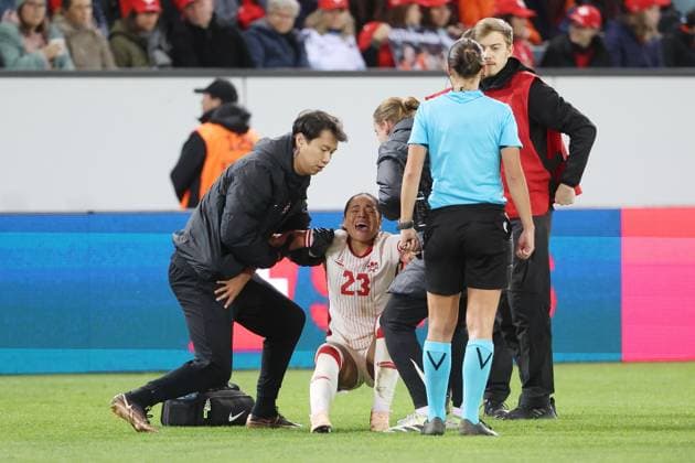Schweiz - Kanada Olivia Smith (Kanada) verletzt U16 Schweiz - Montenegro 24.10.2025 Swissporarena Luzern, SCHWEIZ, Saison 2025 2026 Frauen Fussball Laenderspiel Nationalmannschaft Schweiz - Kanada Olivia Smith (Kanada) muss mit Schmerzen verletzt vom Platz