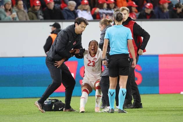 Schweiz - Kanada Olivia Smith (Kanada) verletzt U16 Schweiz - Montenegro 24.10.2025 Swissporarena Luzern, SCHWEIZ, Saison 2025 2026 Frauen Fussball Laenderspiel Nationalmannschaft Schweiz - Kanada Olivia Smith (Kanada) muss mit Schmerzen verletzt vom Platz