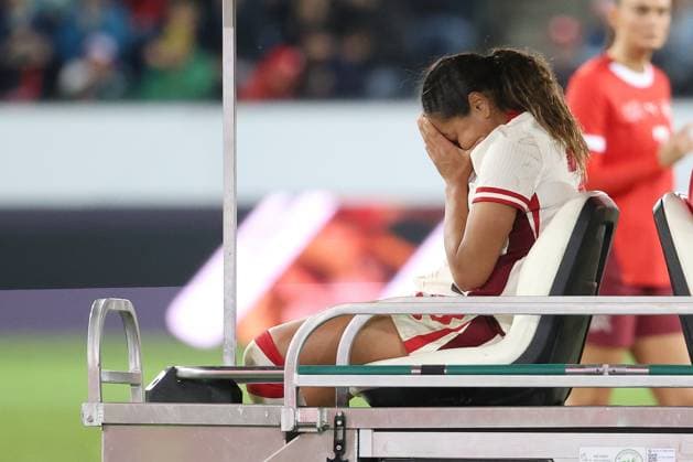 Schweiz - Kanada Olivia Smith (Kanada) verletzt U16 Schweiz - Montenegro 24.10.2025 Swissporarena Luzern, SCHWEIZ, Saison 2025 2026 Frauen Fussball Laenderspiel Nationalmannschaft Schweiz - Kanada Olivia Smith (Kanada) muss mit Schmerzen verletzt vom Platz