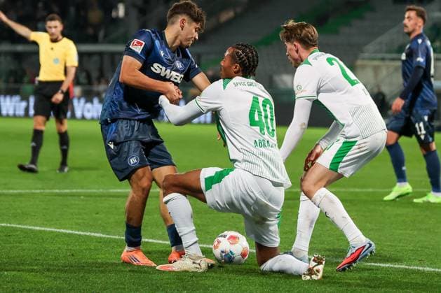 Rafael Pinto Pedrosa 36 (Karlsruher SC), links, hilft David Abrangao 40 (SpVgg Greuther Fuerth) hoch nach einem Foul, mit Luca Itter 27 (Spvgg Greuther Fuerth), SpVgg Greuther Fuerth vs. Karlsruher SC, Fussball, Maenner, DFL, 2. Bundesliga, Saison 2025 2026, Sportpark Ronhof Thomas Sommer, 10. Spieltag, 24.10.2025 Fuerth Bayern Deutschland
