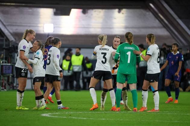 Düsseldorf, Deutschland 24. Oktober 2025: UEFA Nations League Women - 2025 2026 - Deutschland vs. Frankreich Im Bild: v.li. Camilla Küver Kuever (Deutschland), Elisa Senß Senss (Deutschland), Carlotta Wamser (Deutschland), Kathrin Hendrich (Deutschland), Franziska Kett (Deutschland), Torhüterin Stina Johannes (Deutschland) und Sydney Lohmann (Deutschland) beim Abschlussjubel Merkur-Spiel-Arena Nordrhein Westfalen Copyright: xFotostandx xFantinix