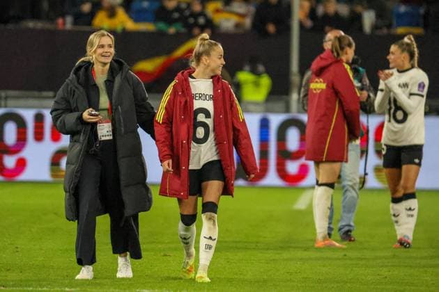 Düsseldorf, Deutschland 24. Oktober 2025: UEFA Nations League Women - 2025 2026 - Deutschland vs. Frankreich Im Bild: v.li. die Zweite Giulia Gwinn (Deutschland) mit Trikot der verletzten Lena Oberdorf (Deutschland) beim Abschlussjubel Merkur-Spiel-Arena Nordrhein Westfalen Copyright: xFotostandx xFantinix