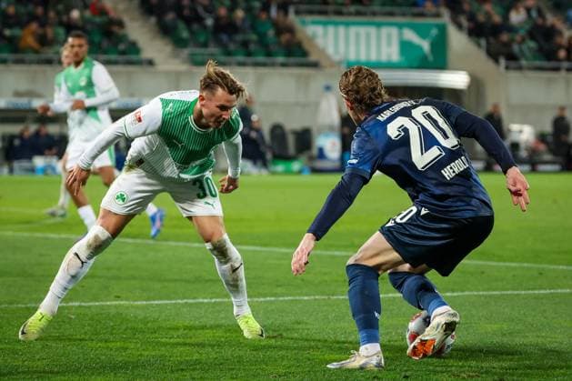 Duell zwischen Felix Klaus 30 (Spvgg Greuther Fuerth), links, und David Herold 20 (Karlsruher SC), SpVgg Greuther Fuerth vs. Karlsruher SC, Fussball, Maenner, DFL, 2. Bundesliga, Saison 2025 2026, Sportpark Ronhof Thomas Sommer, 10. Spieltag, 24.10.2025 Fuerth Bayern Deutschland