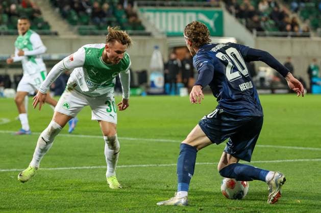 Duell zwischen Felix Klaus 30 (Spvgg Greuther Fuerth), links, und David Herold 20 (Karlsruher SC), SpVgg Greuther Fuerth vs. Karlsruher SC, Fussball, Maenner, DFL, 2. Bundesliga, Saison 2025 2026, Sportpark Ronhof Thomas Sommer, 10. Spieltag, 24.10.2025 Fuerth Bayern Deutschland