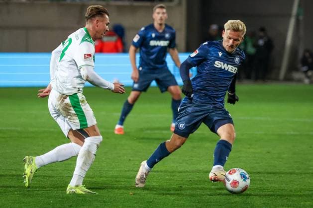 Felix Klaus 30 (Spvgg Greuther Fuerth) im Duell mit Andreas Mueller 16 (Karlsruher SC), rechts, SpVgg Greuther Fuerth vs. Karlsruher SC, Fussball, Maenner, DFL, 2. Bundesliga, Saison 2025 2026, Sportpark Ronhof Thomas Sommer, 10. Spieltag, 24.10.2025 Fuerth Bayern Deutschland