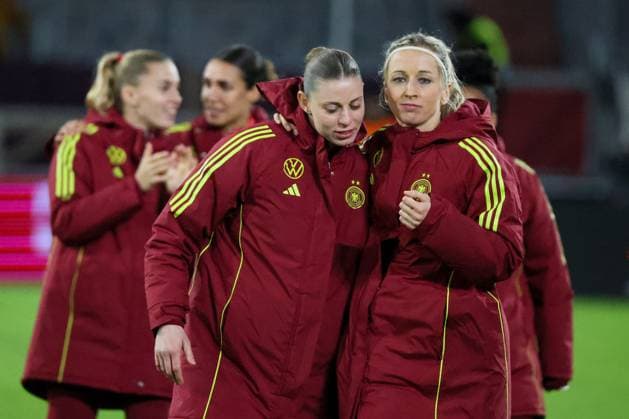 Düsseldorf, Deutschland 24. Oktober 2025: UEFA Nations League Women - 2025 2026 - Deutschland vs. Frankreich Im Bild: v.li. Torhüterin Rafaela Borggräfe Borggraefe (Deutschland) und Kathrin Hendrich (Deutschland) beim Abschlussjubel Merkur-Spiel-Arena Nordrhein Westfalen Copyright: xFotostandx xFantinix