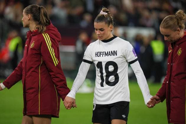 Düsseldorf, Deutschland 24. Oktober 2025: UEFA Nations League Women - 2025 2026 - Deutschland vs. Frankreich Im Bild: v.li. die Zweite Selina Cerci (Deutschland) mit dem Trikot der verletzten Giovanna Hoffmann (Deutschland) beim Abschlussjubel Merkur-Spiel-Arena Nordrhein Westfalen Copyright: xFotostandx xFantinix