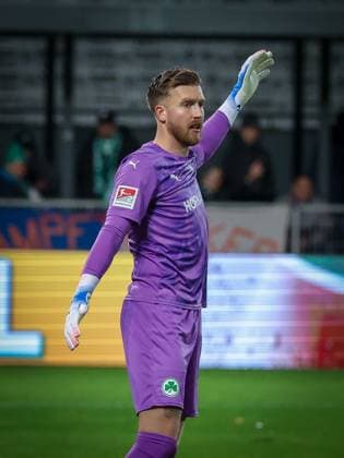 Pelle Boevink 26 (Spvgg Greuther Fuerth) gestikuliert, SpVgg Greuther Fuerth vs. Karlsruher SC, Fussball, Maenner, DFL, 2. Bundesliga, Saison 2025 2026, Sportpark Ronhof Thomas Sommer, 10. Spieltag, 24.10.2025 Fuerth Bayern Deutschland