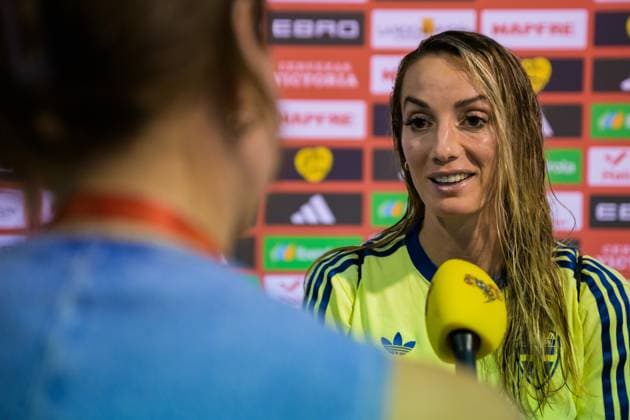 251024 Kosovare Asllani of Sweden is interviewed by media after the Women s Nations League semifinal football match between Spain and Sweden on October 24, 2025 in Malaga. Photo: Ludvig Thunman BILDBYRAN kod LT LT0735 fotboll football soccer fotball nations league uefa womens nations league spanien sverige sweden spain dam bbeng semifinal Copyright: LUDVIGxTHUNMAN BB251024LT156