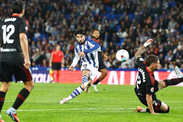 Carlos Soler (Sociedad), OCTOBER 24, 2025 - Football Soccer : Spanish LaLiga EA Sports match between Real Sociedad - Sevilla FC at the Estadio de Anoeta in San Sebastian, Spain. Noxthirdxpartyxsales  aflo_308080854
